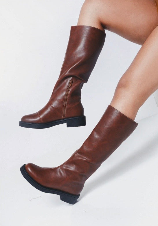 Bota Cano Alto Classic Brown – Solado Reto e Fechamento Lateral