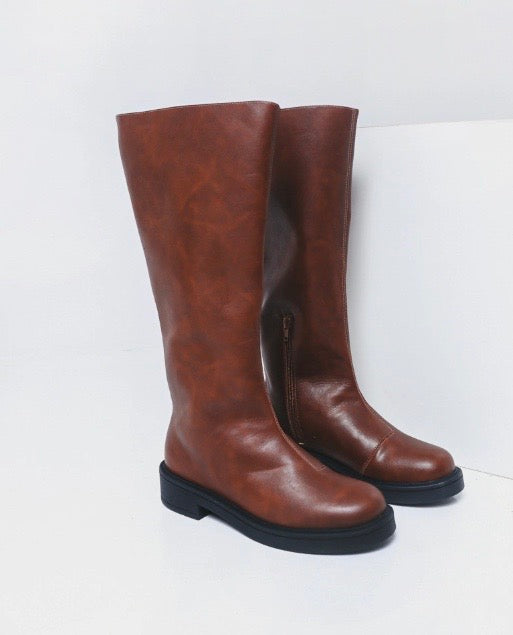 Bota Cano Alto Classic Brown – Solado Reto e Fechamento Lateral